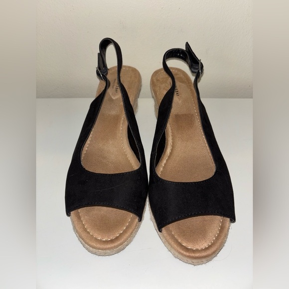 St. John's Bay Black and Tan Women's Sandals - Picture 1 of 9